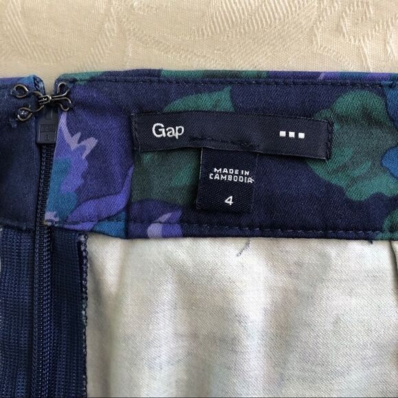 GAP Floral pencil skirt size 4. Gently Used - Picture 5 of 7